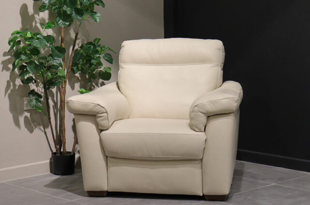 natuzzi b757 cream leather manual recliner armchair