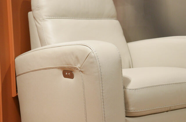 natuzzi editions B938 electric armchair leather close up