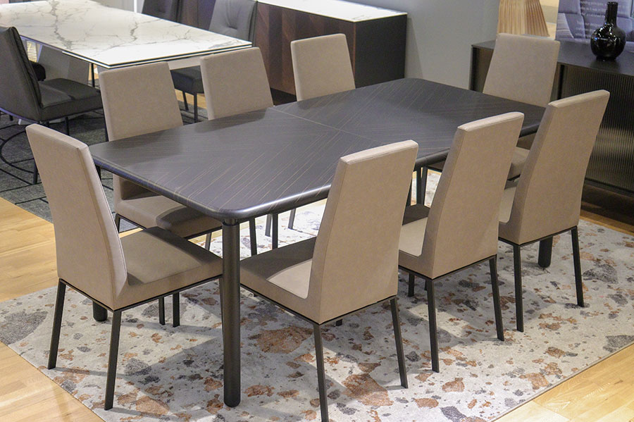 Calligaris Spiga ext table 8 Bess chairs